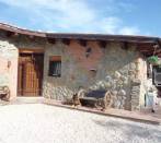 Cottage in Fontenuova: coating irregular ashlar and brick.